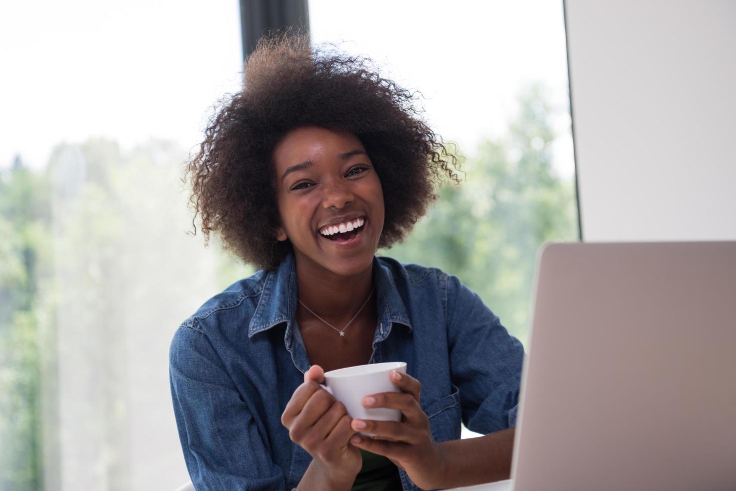 africano americano donna nel il vivente camera foto