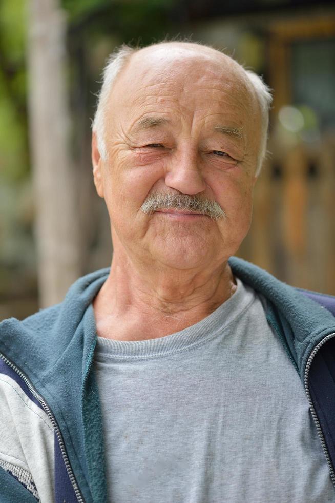 ritratto di sorridente anziano uomo foto