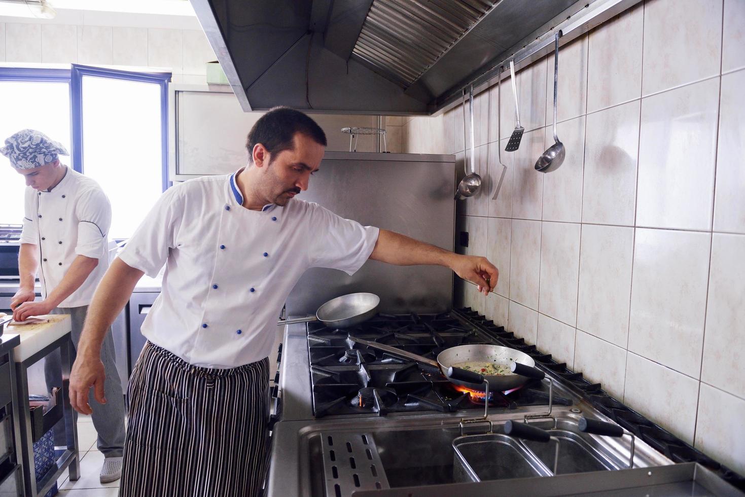 chef prepara il cibo foto