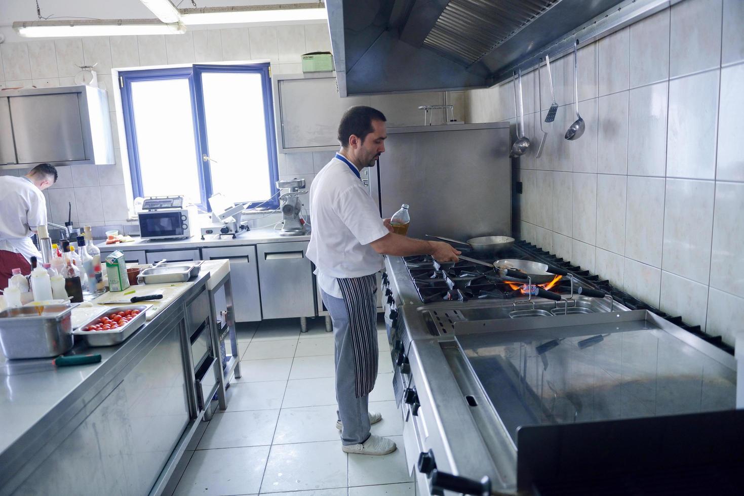 chef prepara il cibo foto