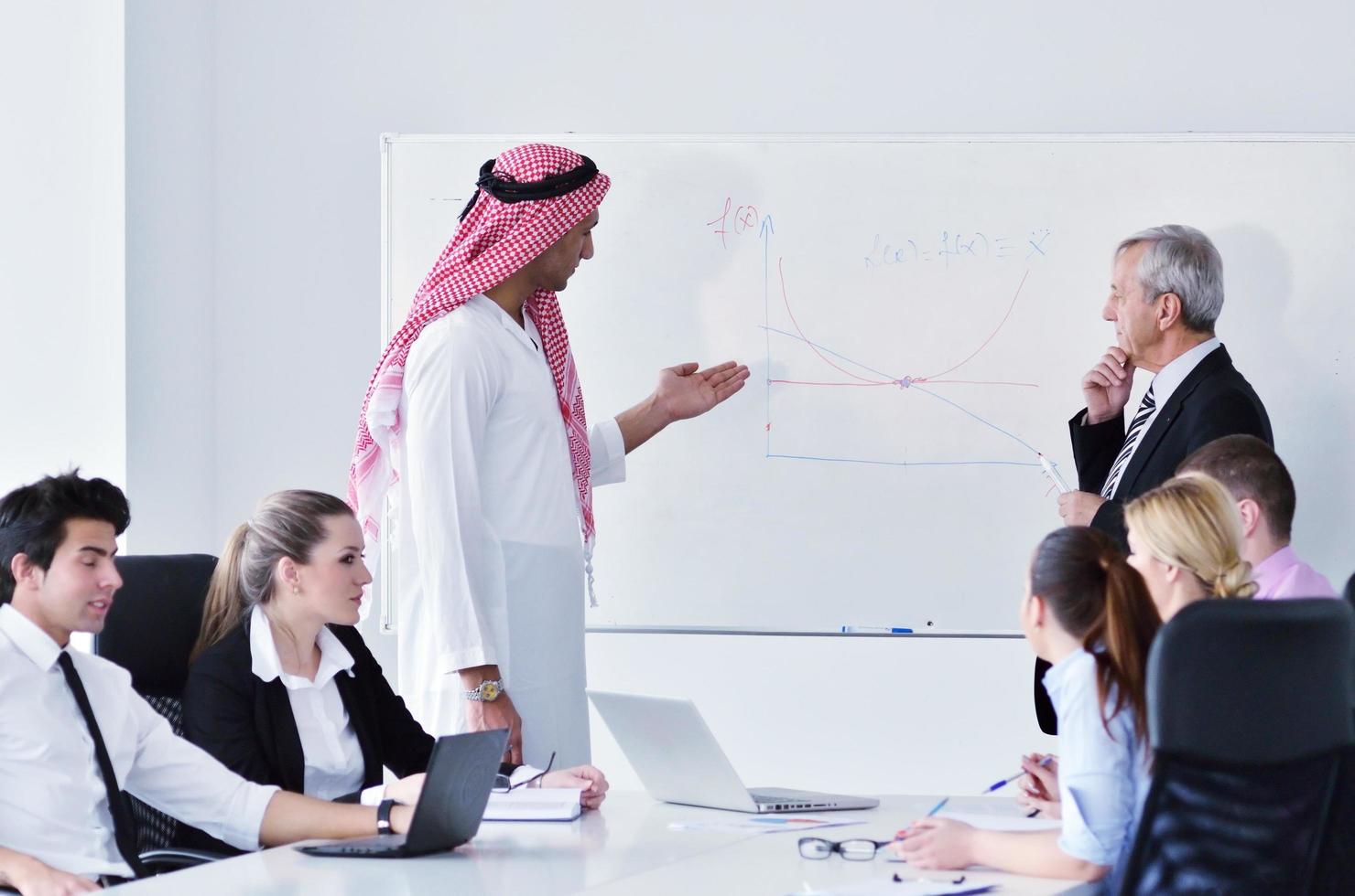 Arabo attività commerciale uomo a incontro foto