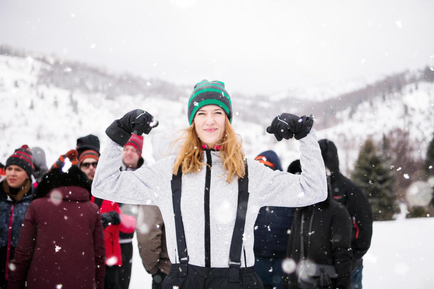 ritratto di giovane donna nel bellissimo inverno paesaggio foto