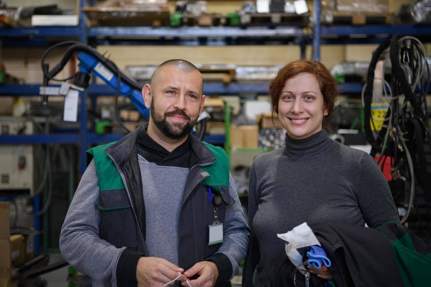 industriale lavoratori con viso maschere protetta contro corona virus discutere di produzione nel fabbrica. persone Lavorando durante covid-19 pandemia. foto