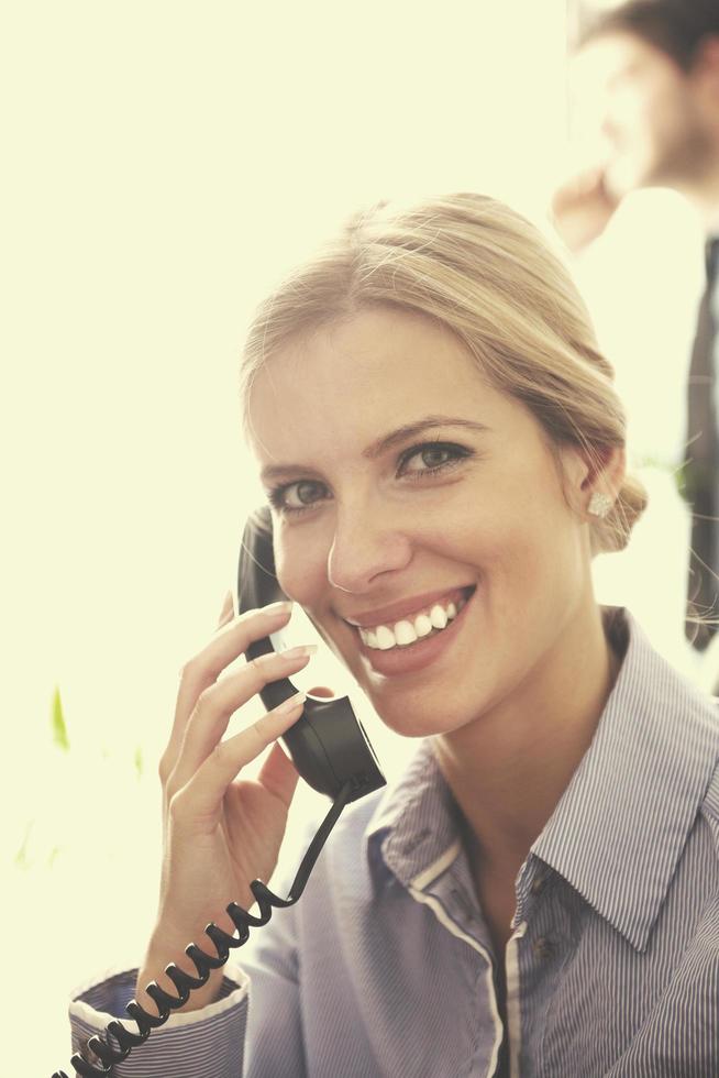 attività commerciale donna parlare di Telefono foto