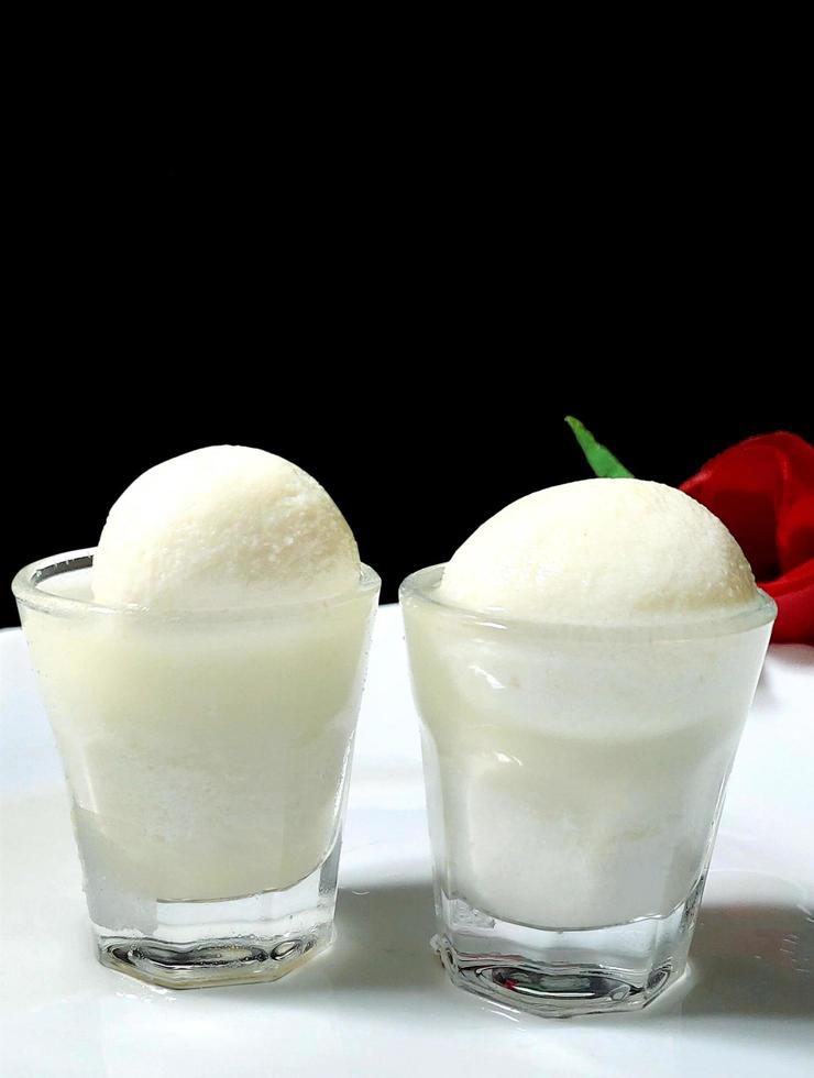 indiano dolce Rasgulla anche conoscere come rosogola, Roshogolla, rasagola, ras gulla è un' sciropposo dolce popolare nel India. foto