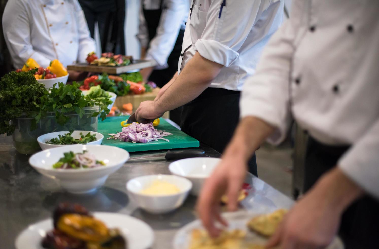 squadra cuochi e chef preparazione pasto foto