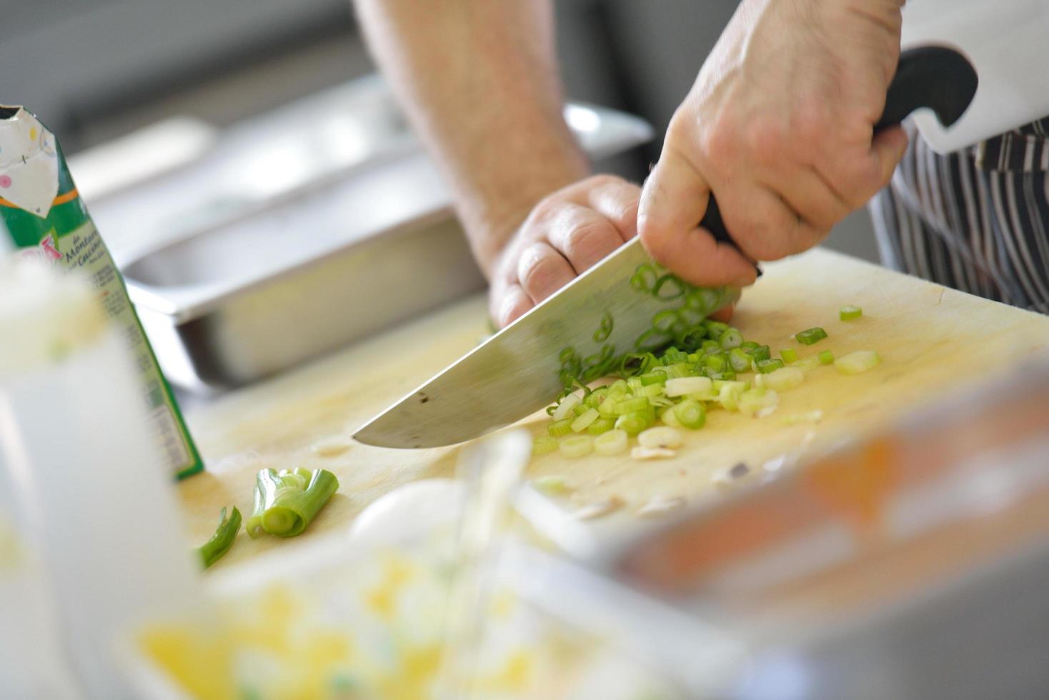 chef prepara il cibo foto