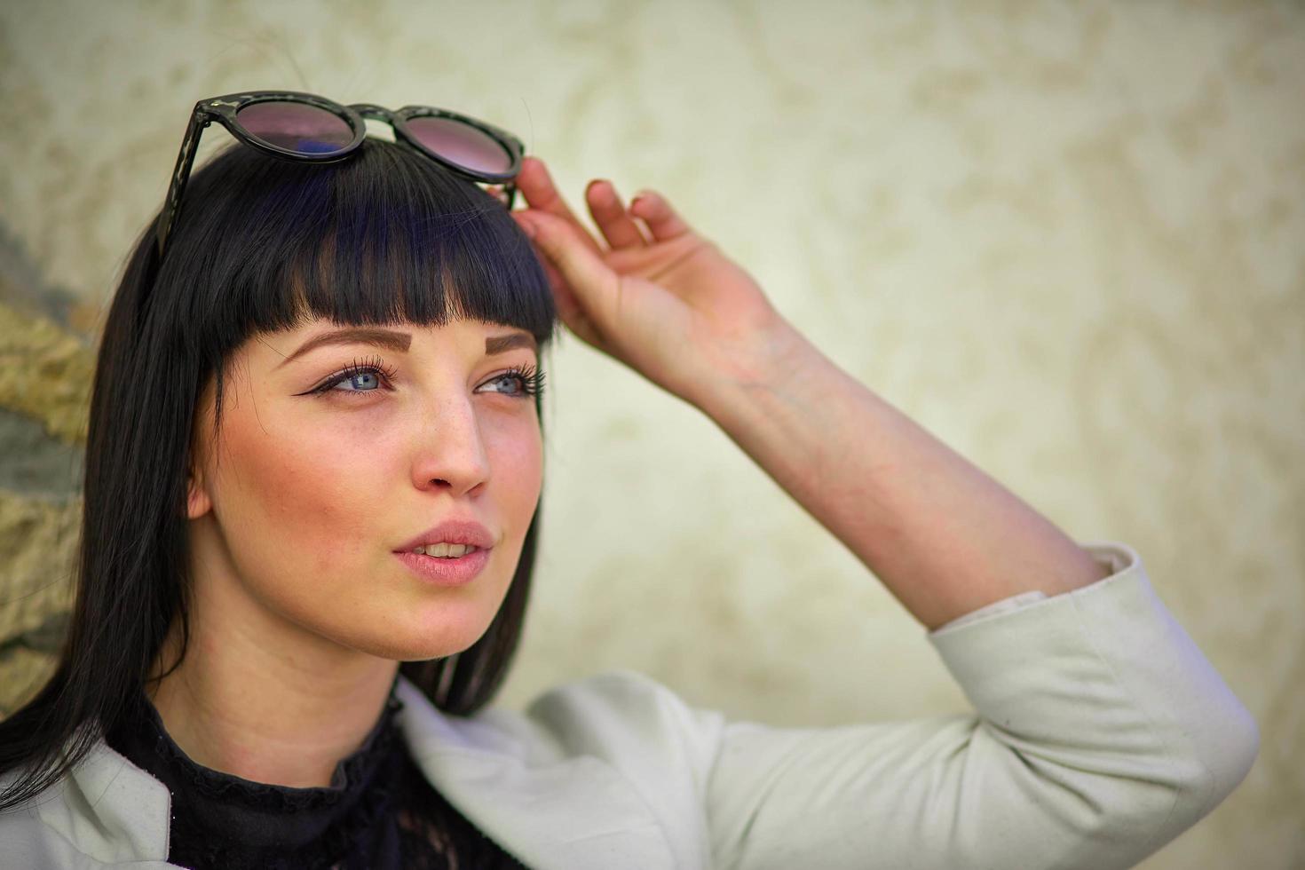 bellissimo giovane ragazza con nero capelli, occhiali da sole. gioventù, felicità, estate soleggiato giorno, ritratto foto