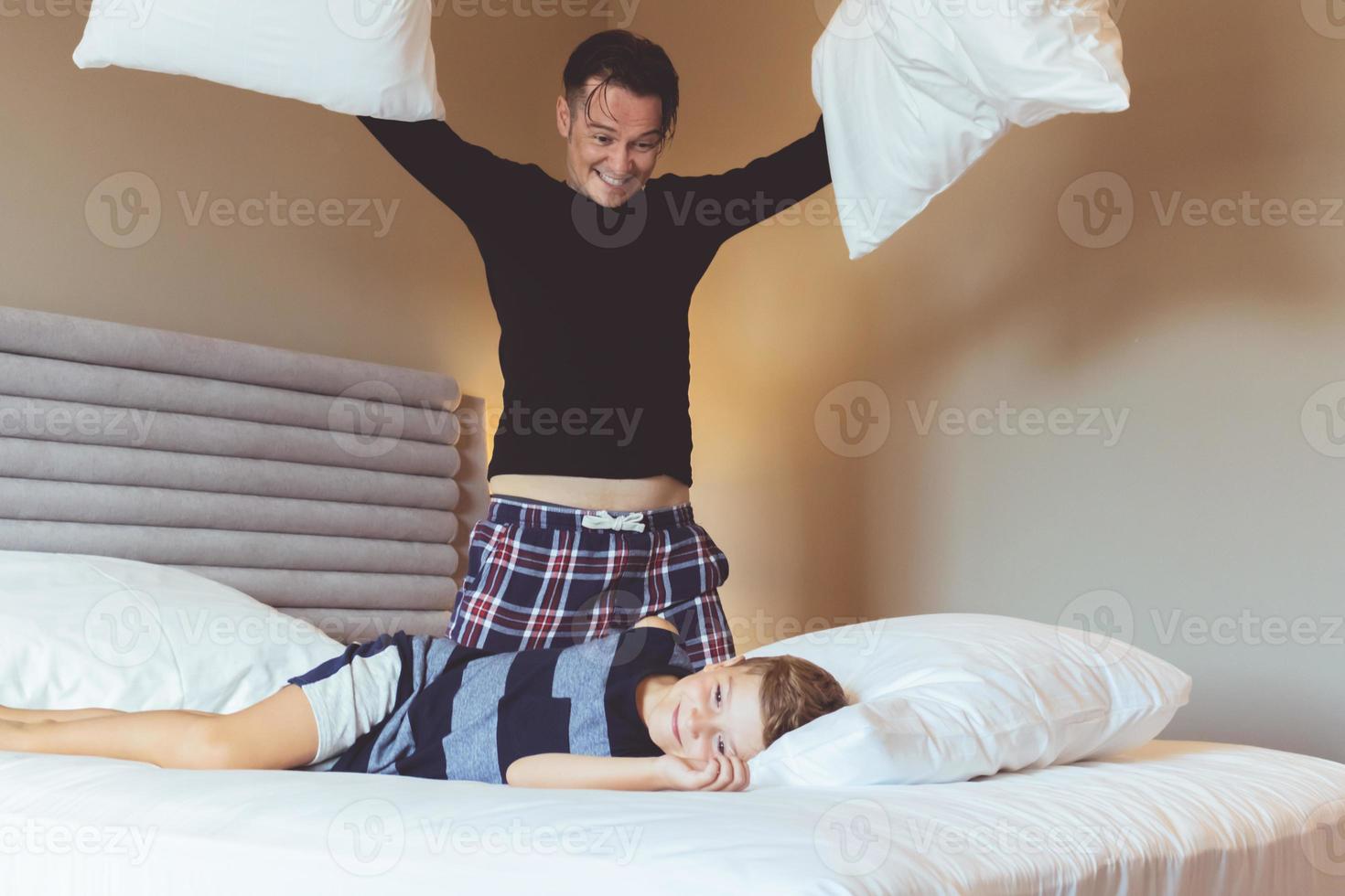 contento padre e il suo figlio cuscino combattente a casa. foto