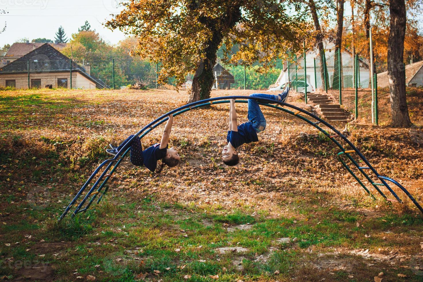 spensierato bambini avendo divertimento su il terreno di gioco a il parco. foto