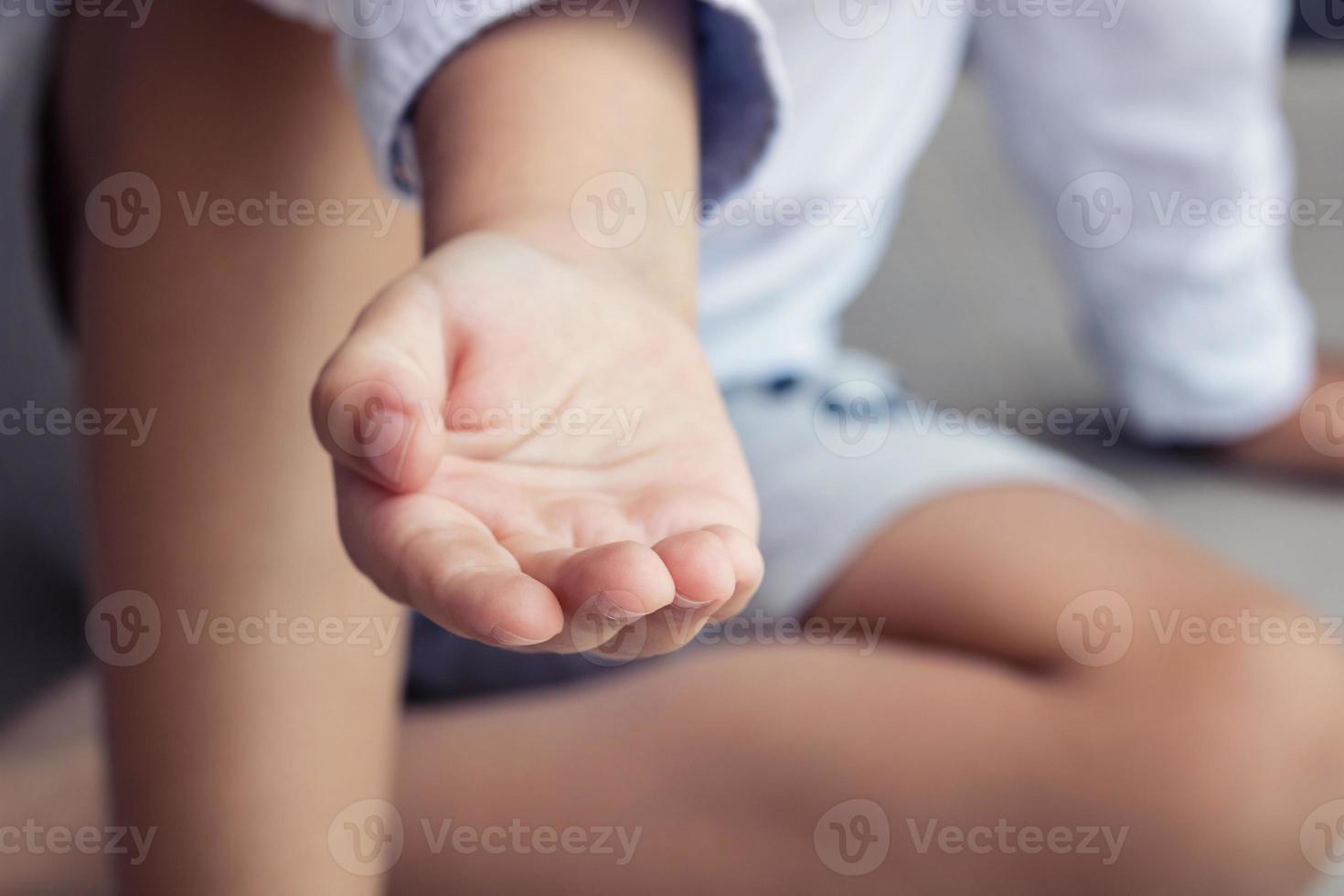 bambino raggiungendo su per aiuto. foto