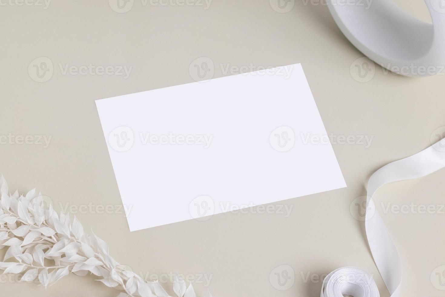 saluto carta o invito carta modello con beige asciutto fiore le foglie su beige sfondo, superiore Visualizza modello per design foto