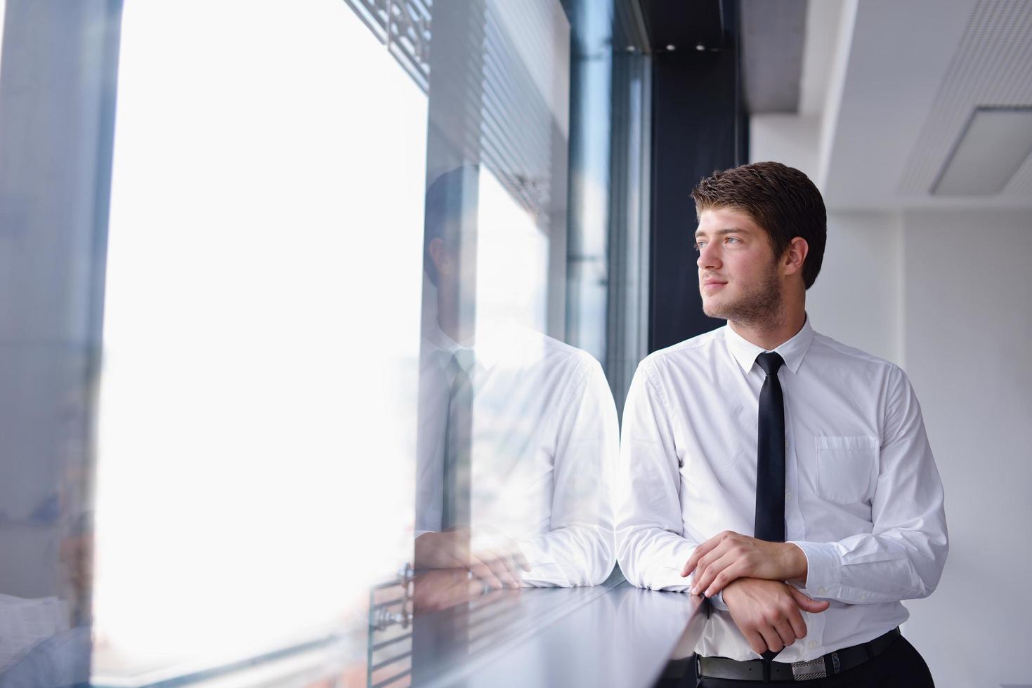 attività commerciale uomo su un' incontro nel ufficio con colleghi nel sfondo foto