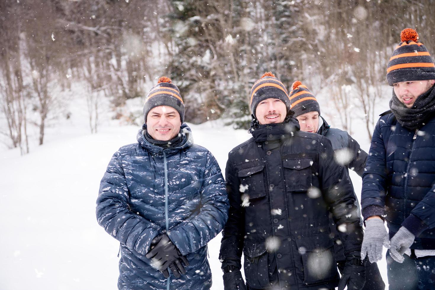 ritratto di gruppo giovane persone nel bellissimo inverno paesaggio foto