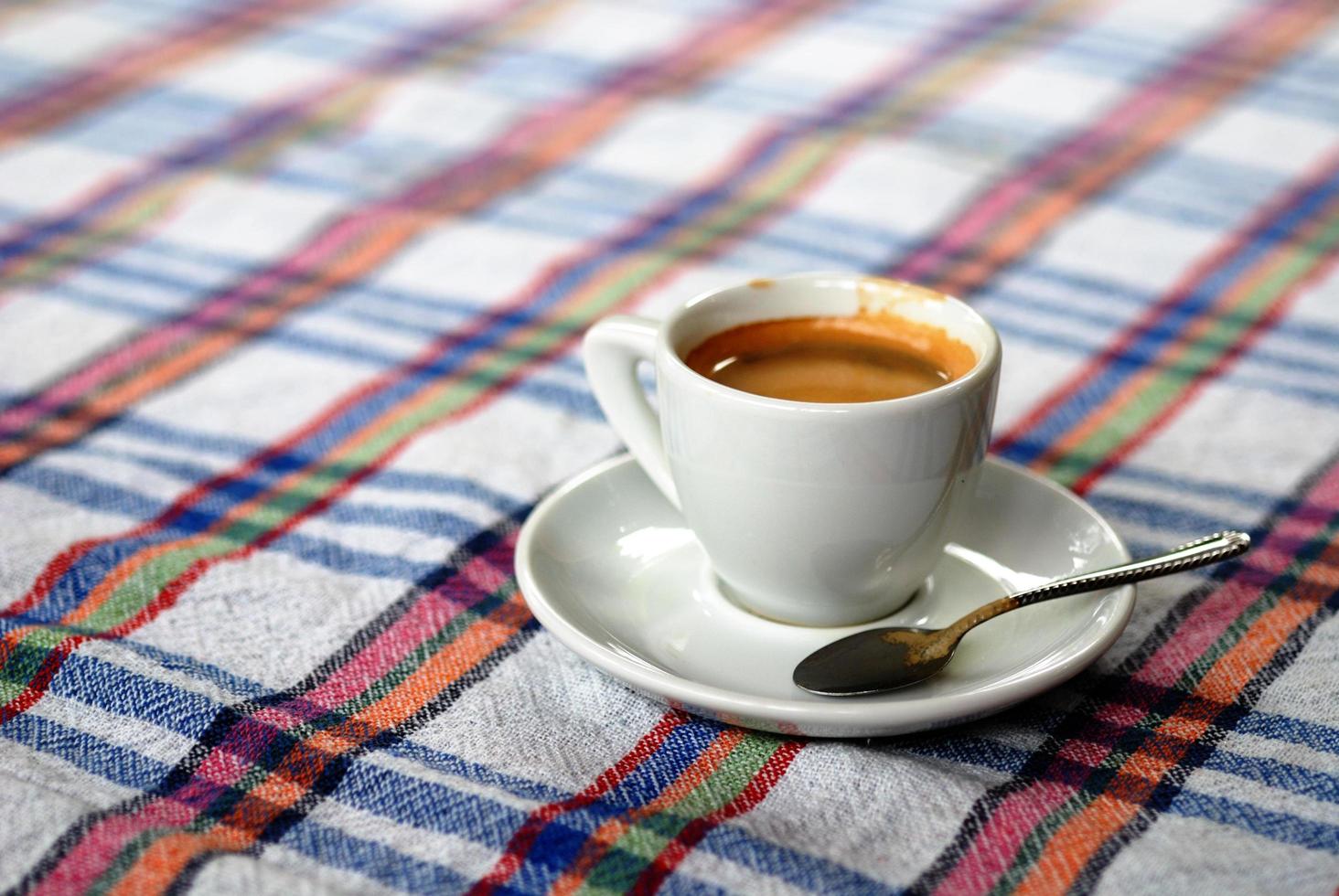 tazza di caffè su un' colorato tovaglia foto