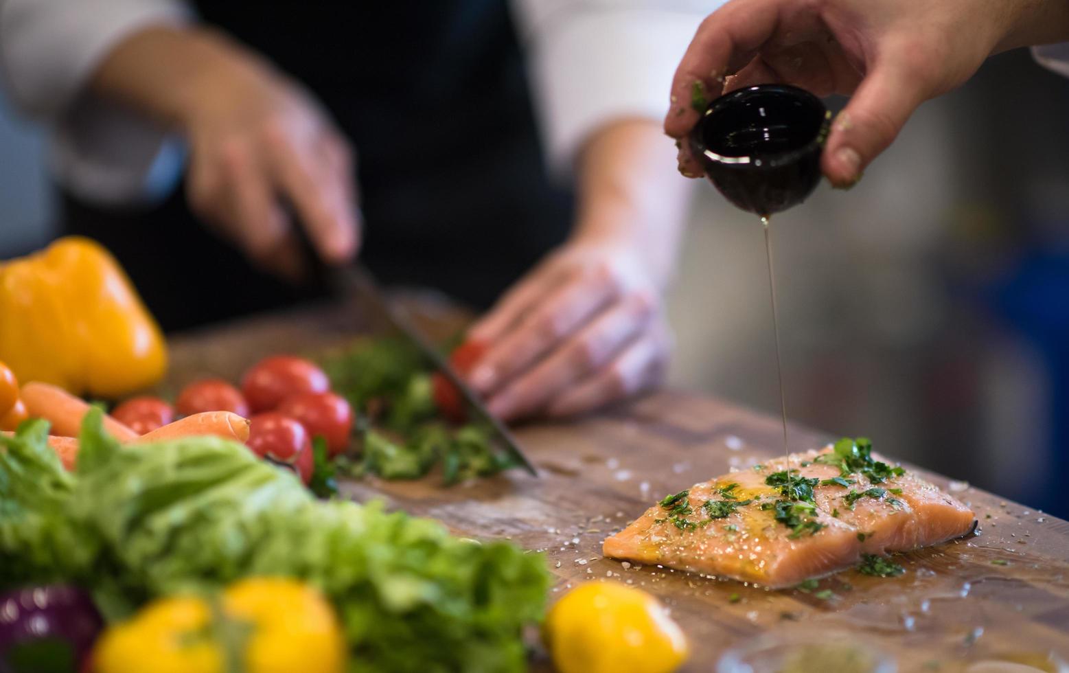 capocuoco mani preparazione marinato salmone pesce foto