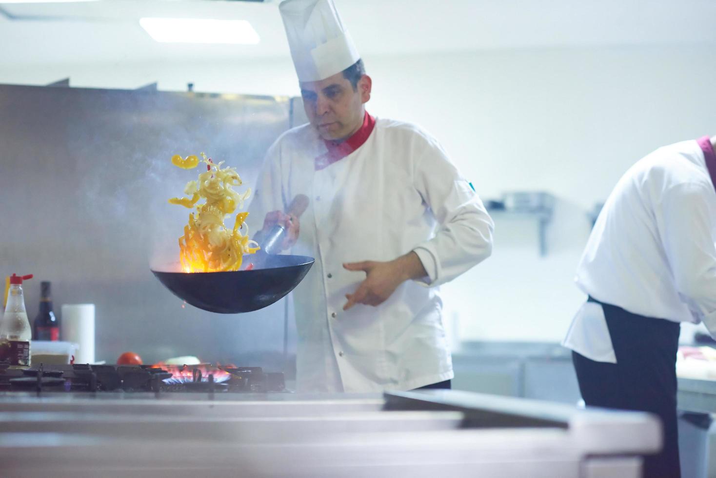 capocuoco nel Hotel cucina preparare cibo con fuoco foto