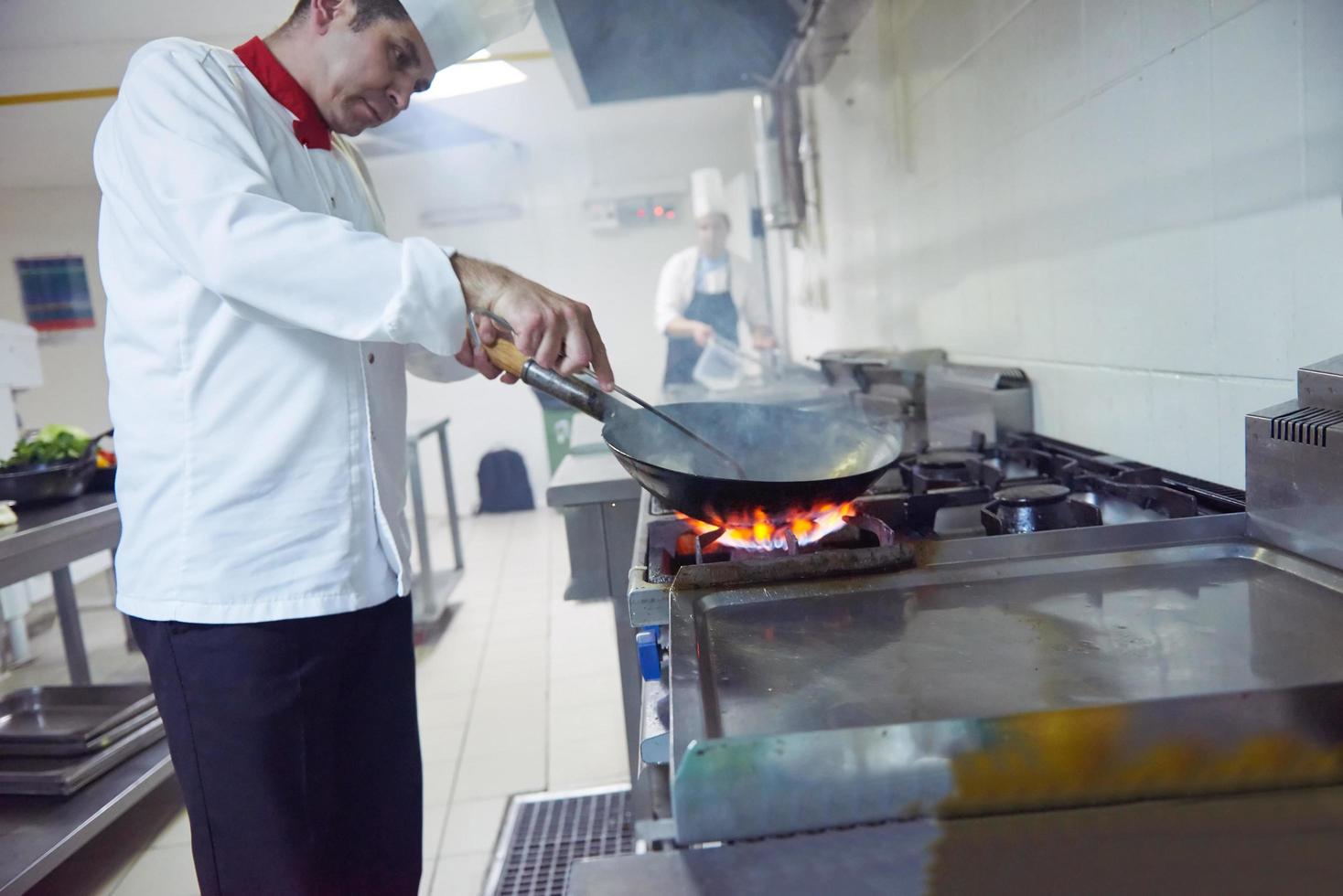 capocuoco nel Hotel cucina preparare cibo con fuoco foto