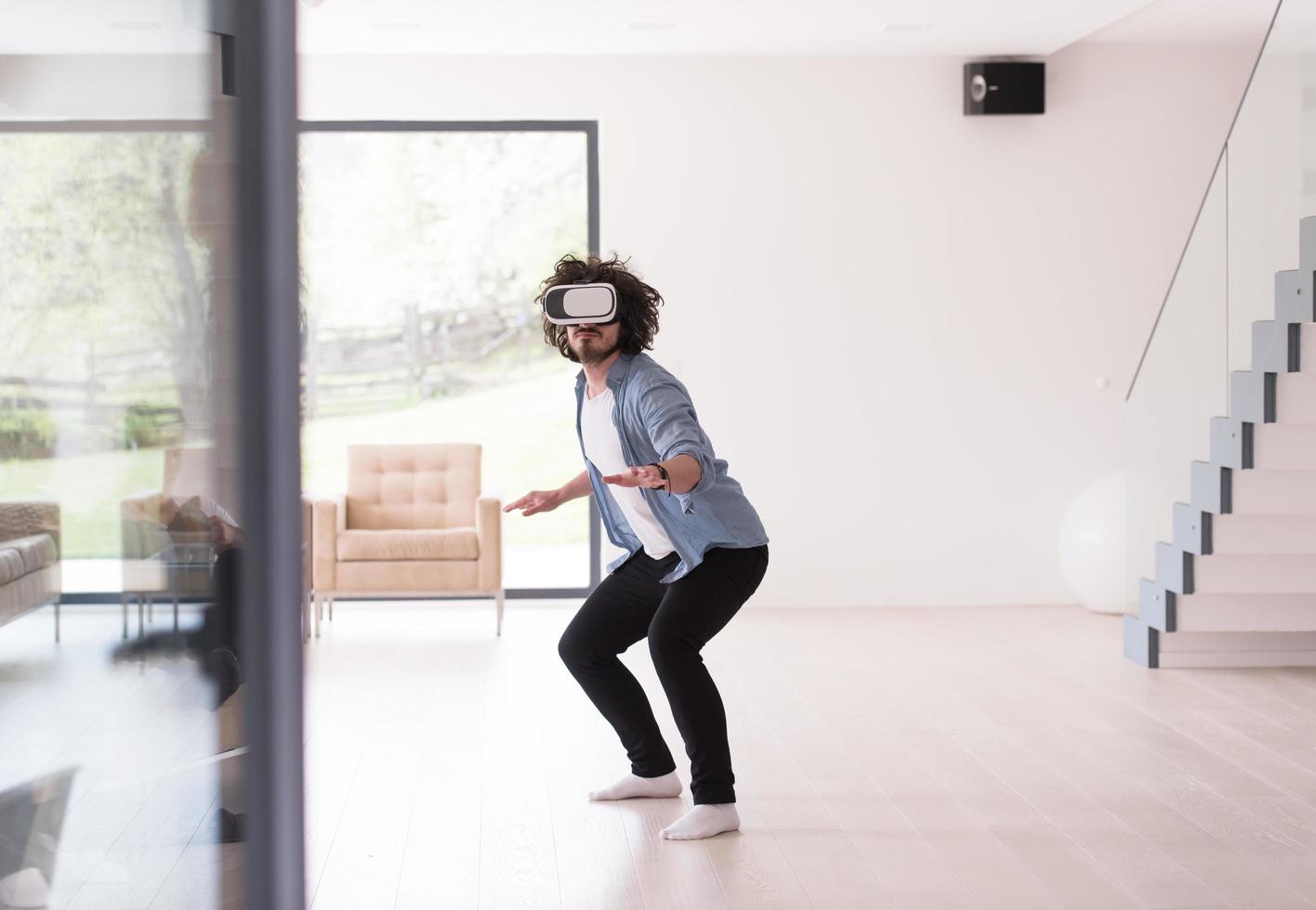 uomo utilizzando vr-headset bicchieri di virtuale la realtà foto