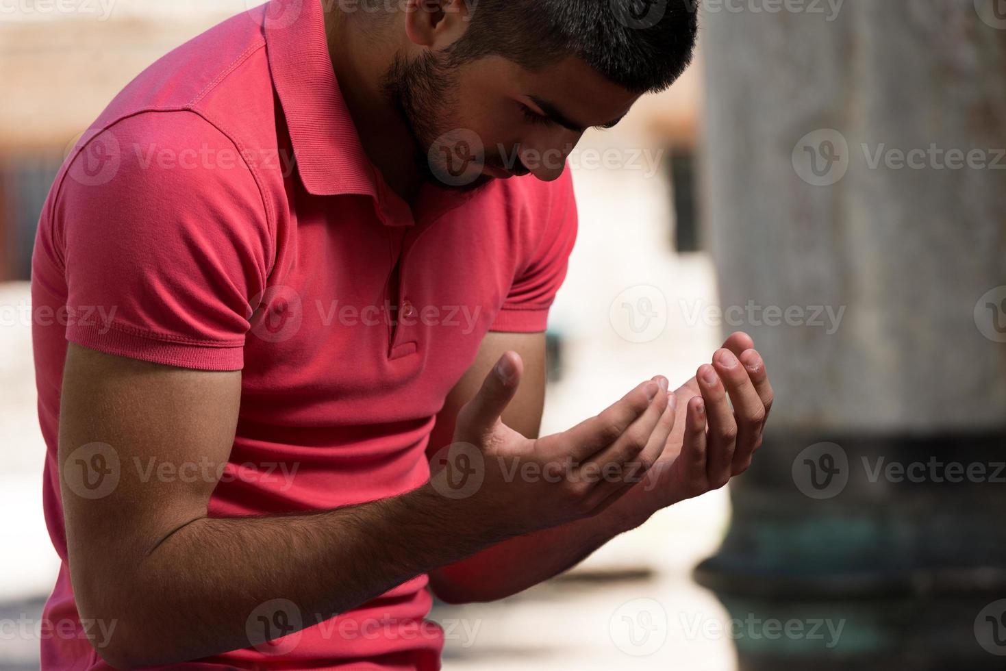 musulmani che pregano nella moschea foto