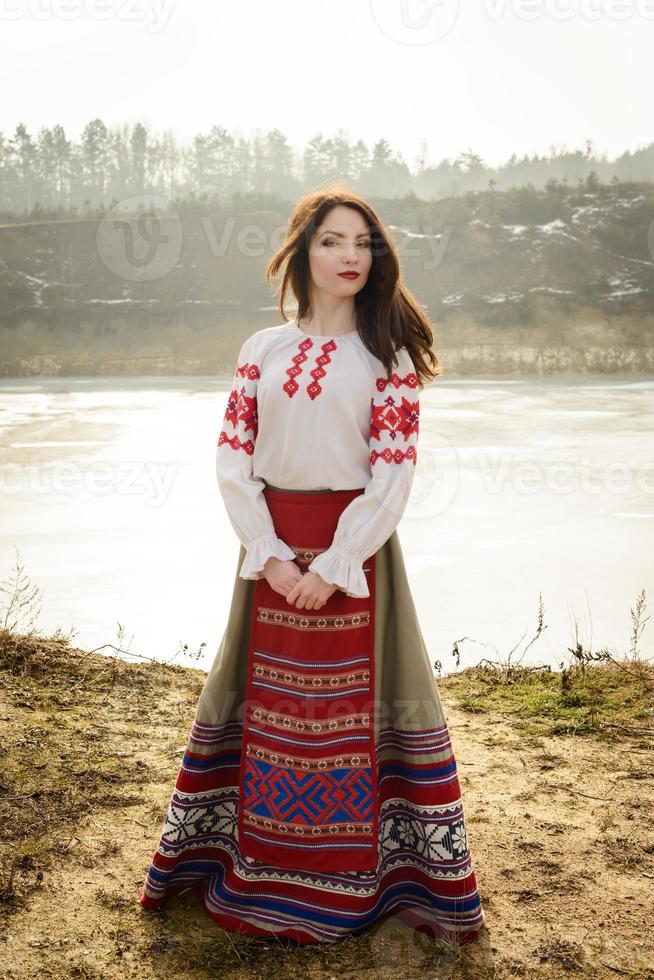giovane donna in abito originale nazionale bielorusso slavo all'aperto foto