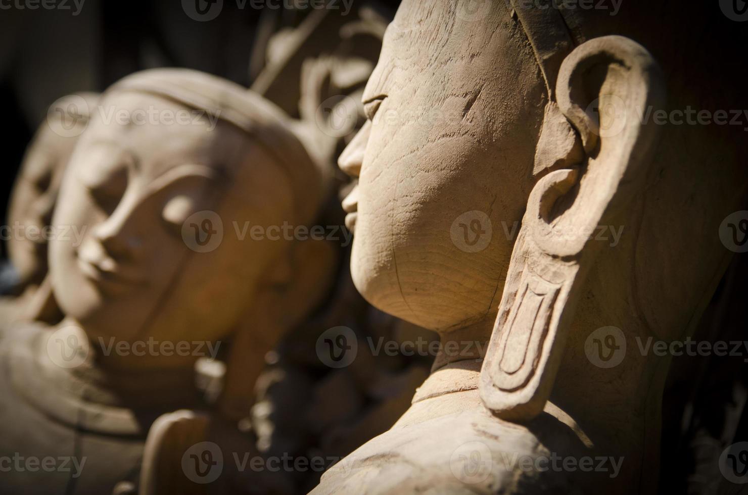 sculture buddha in legno foto