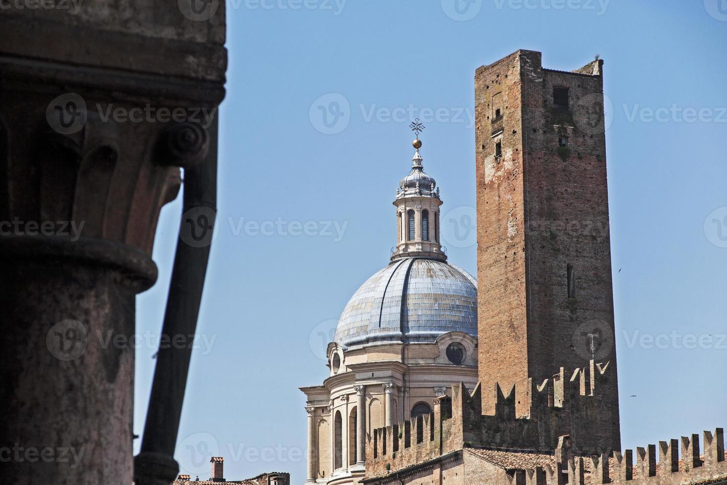 mantova, italia, piazza sordello, torre e cupola foto