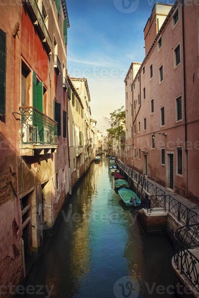 stretto canale d'acqua a venezia foto