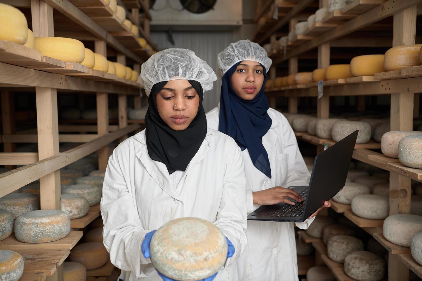 attività commerciale donna squadra nel Locale formaggio produzione azienda foto