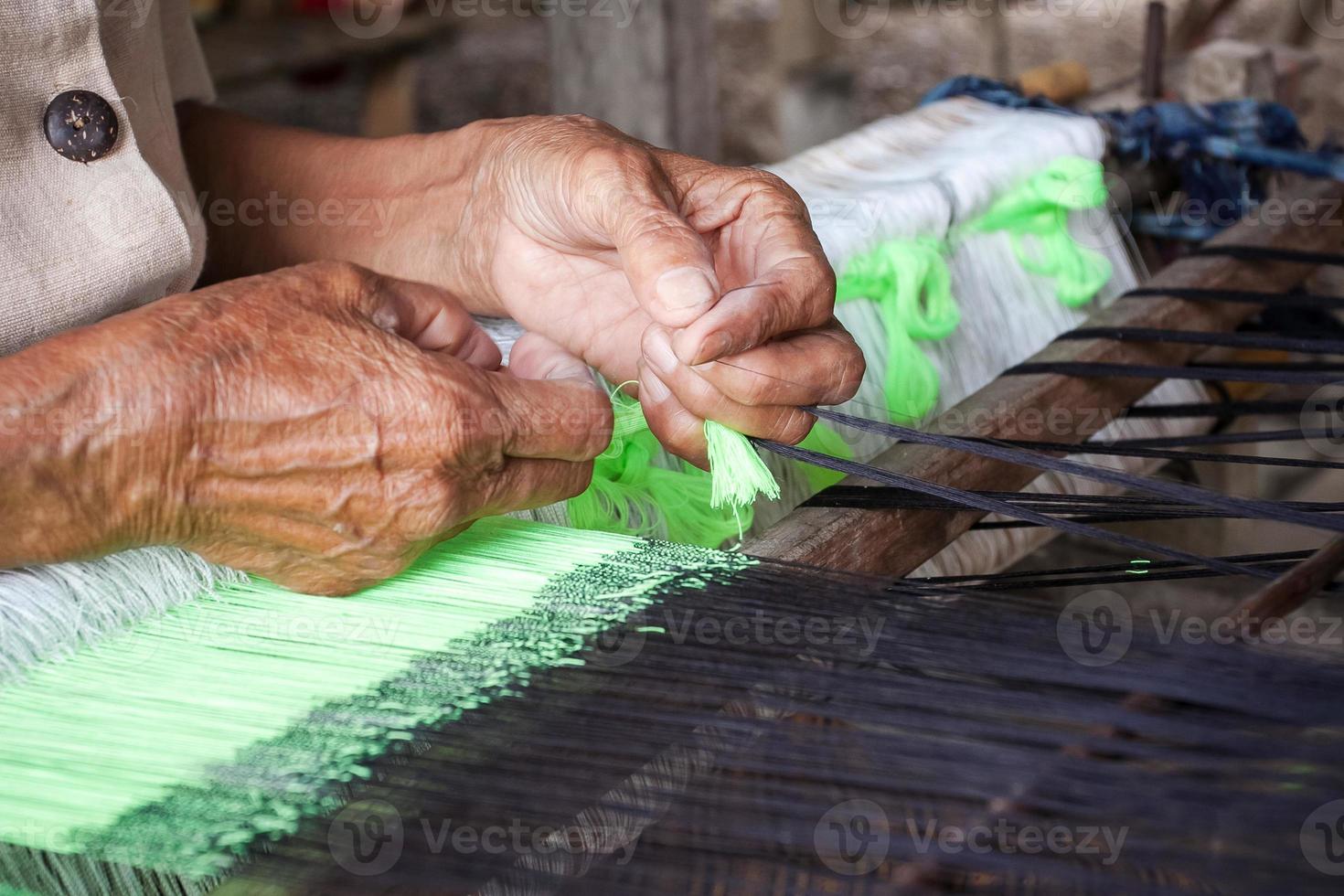 processo di tessitura, tintura, tessitura della Tailandia antica come seta foto