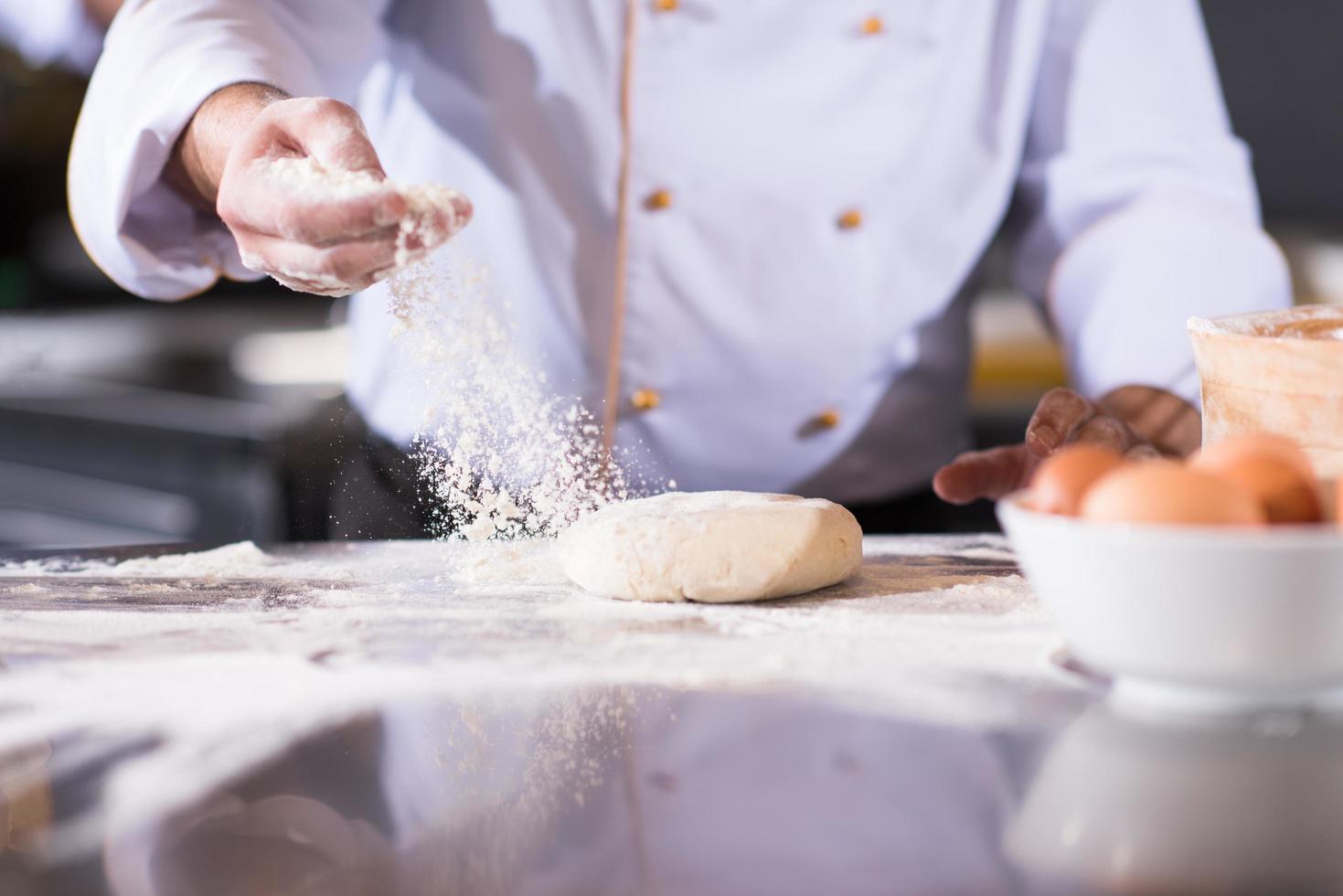 capocuoco mani preparazione Impasto per Pizza foto