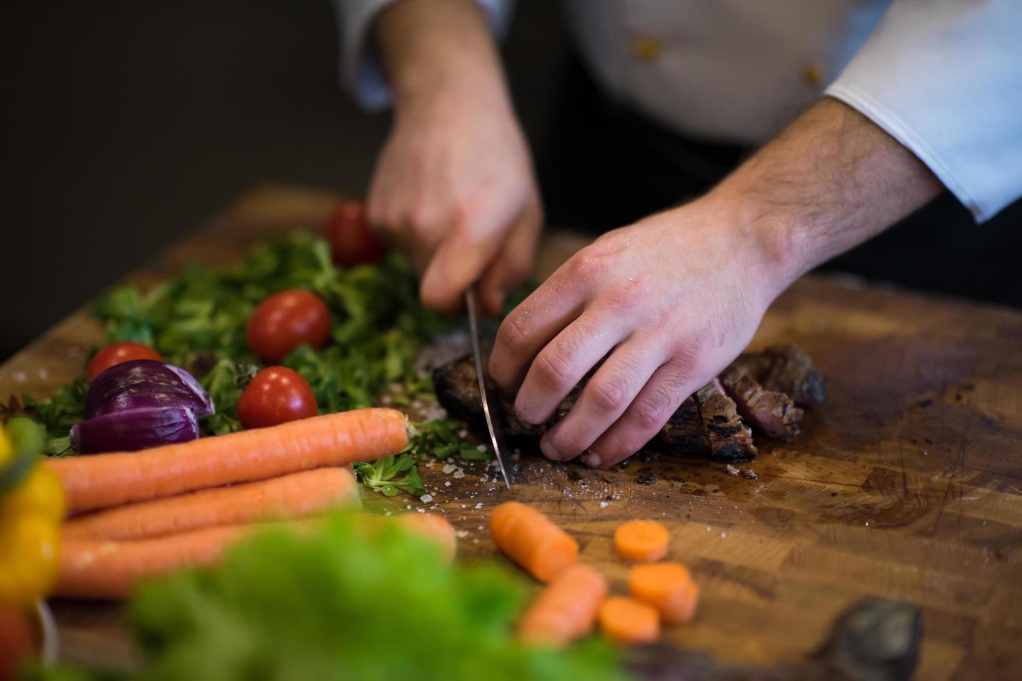 avvicinamento di capocuoco mani preparazione Manzo bistecca foto