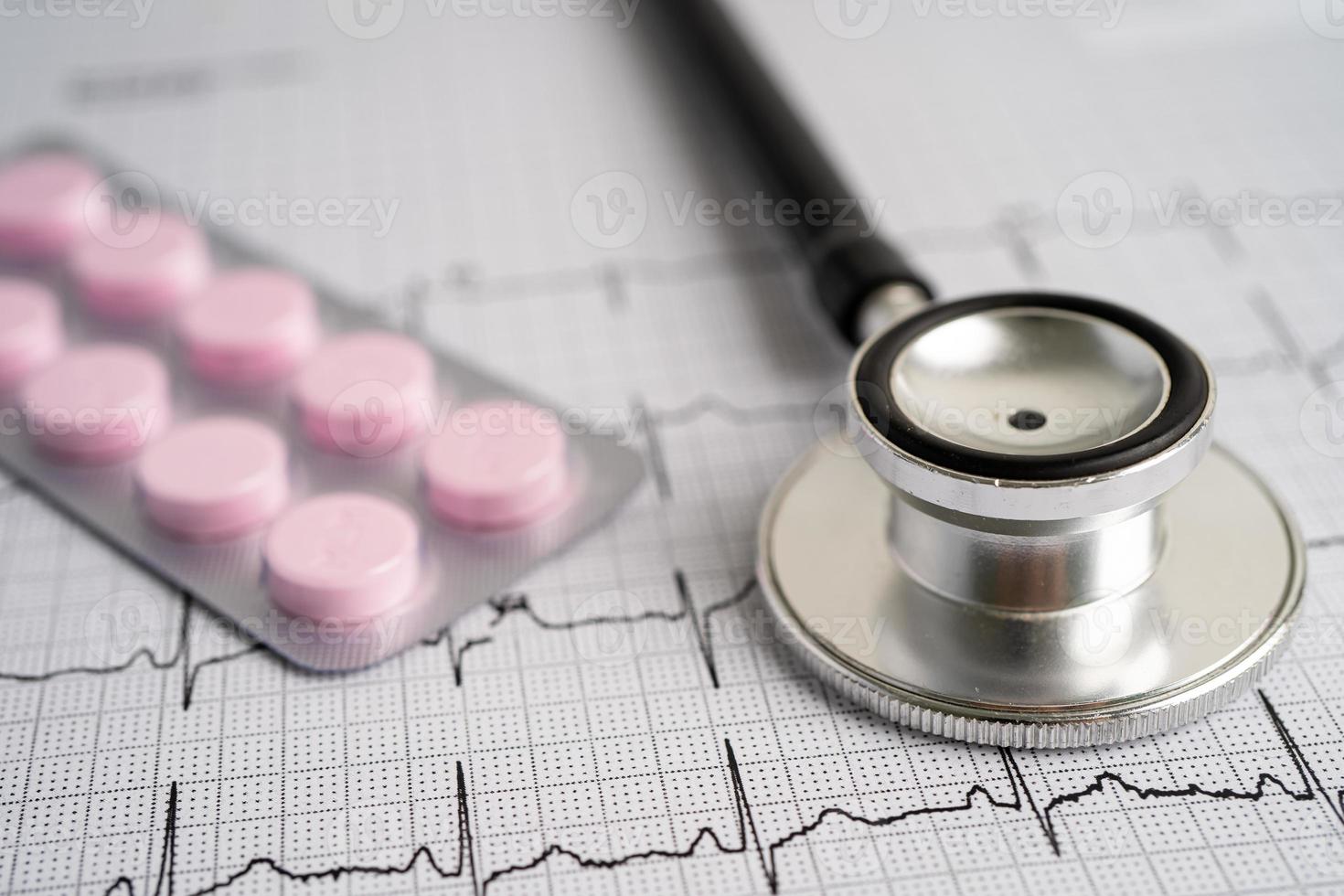 stetoscopio su elettrocardiogramma con pillola capsula, onda cardiaca, infarto, rapporto cardiogramma. foto