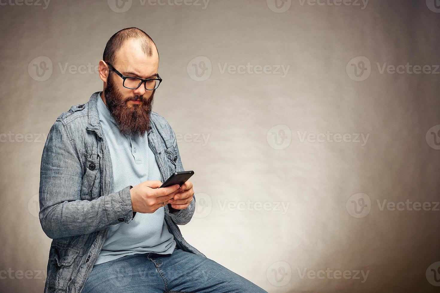 stile di vita meditabondo uomo con un' barba e un' telefono, sfondo, copyspace foto