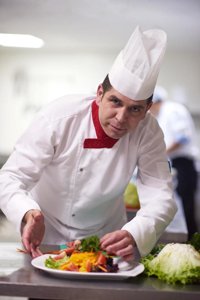 capocuoco nel Hotel cucina preparazione e decorazione cibo foto