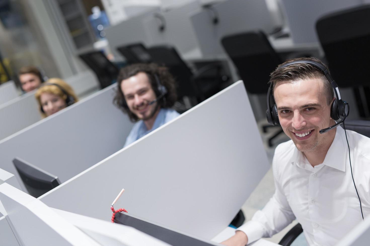 maschio chiamata centro operatore fare il suo lavoro foto