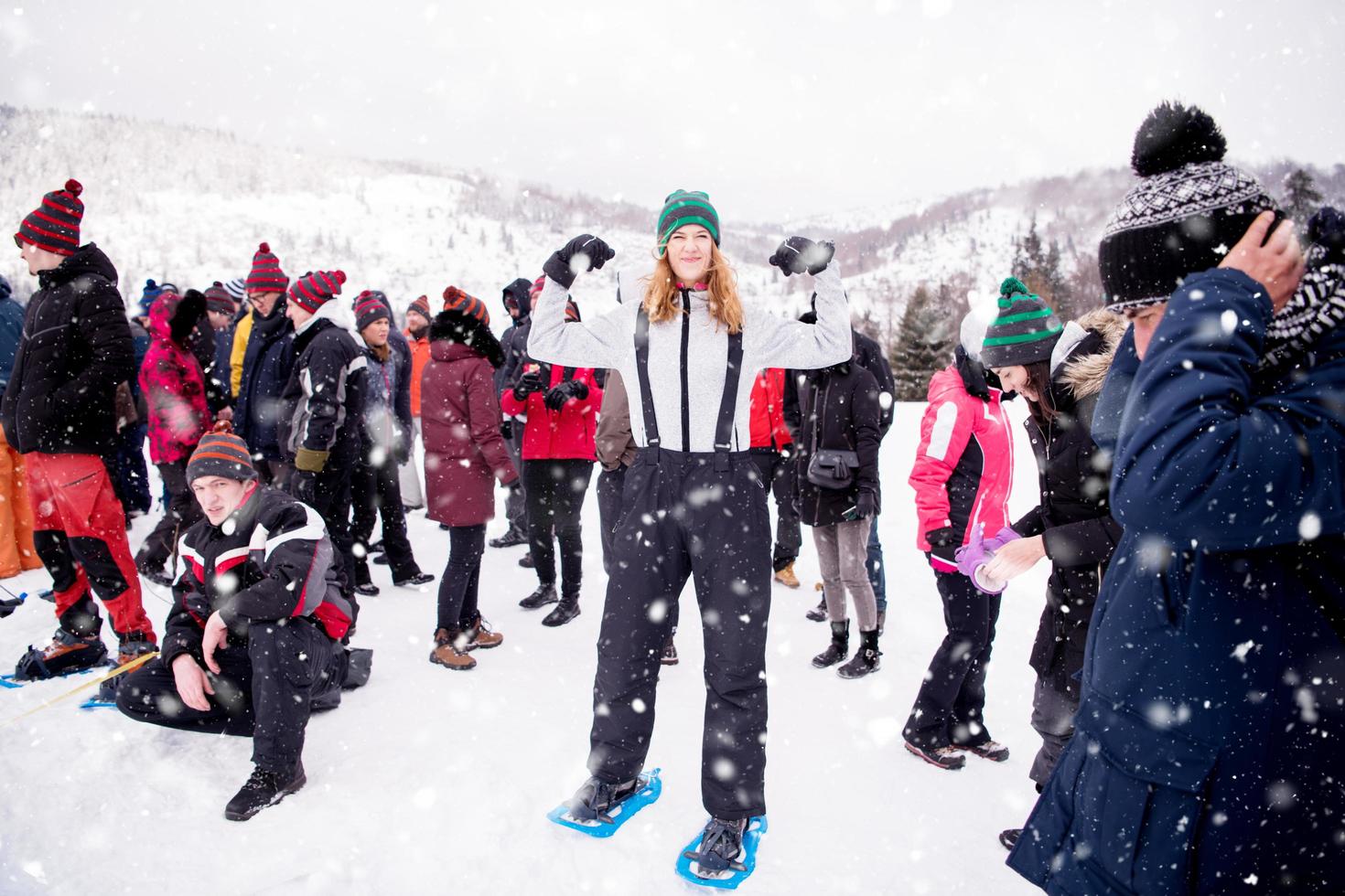 ritratto di giovane donna nel bellissimo inverno paesaggio foto