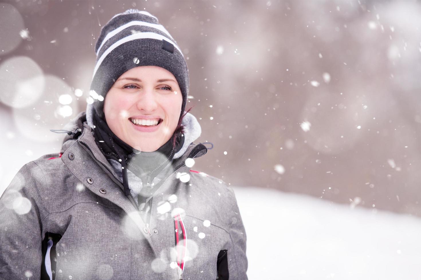ritratto di giovane donna su nevoso inverno giorno foto