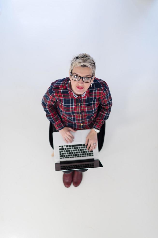 superiore Visualizza di giovane attività commerciale donna Lavorando su il computer portatile computer foto