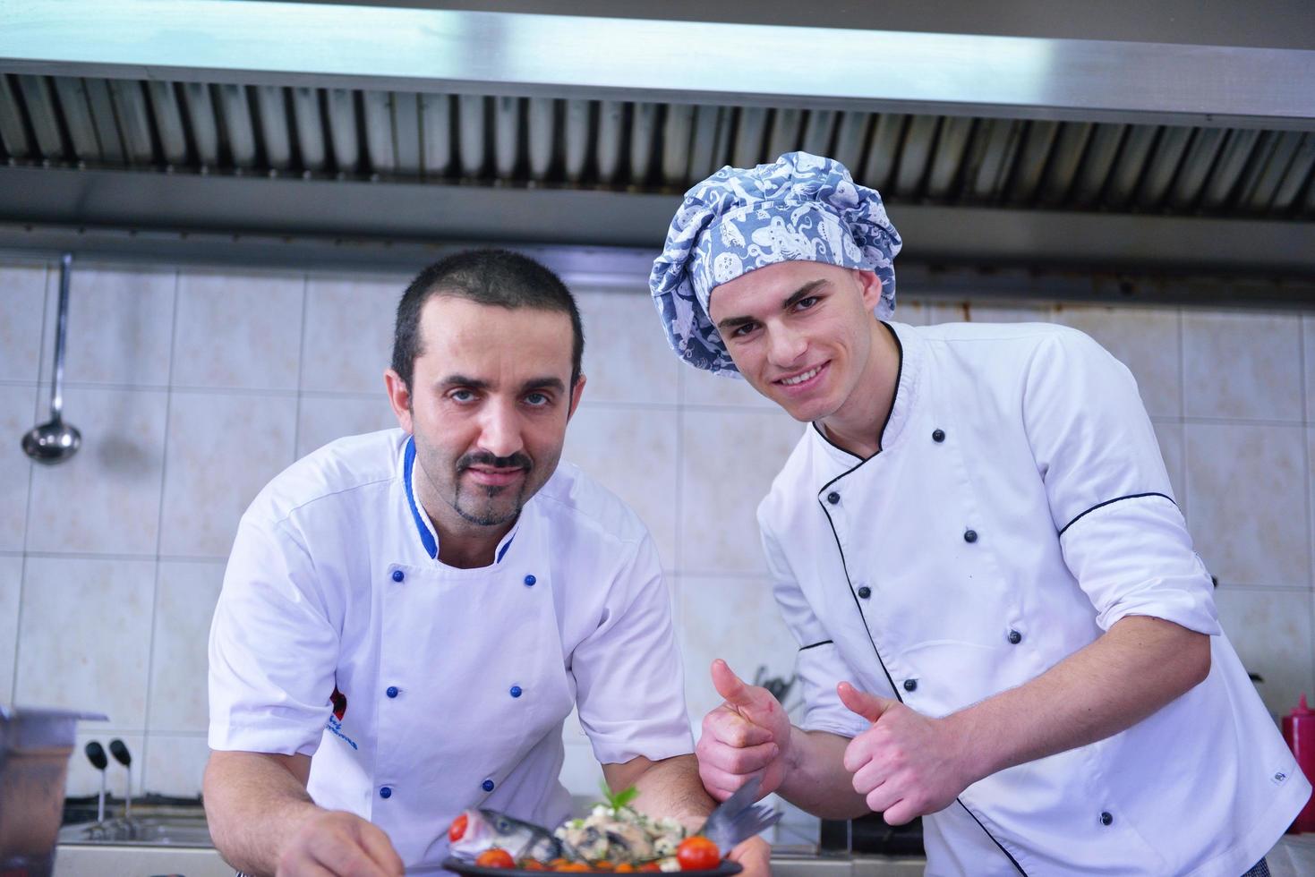 chef prepara il cibo foto