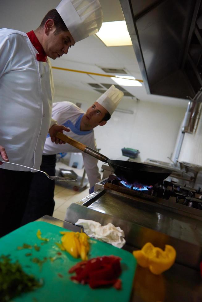 capocuoco nel Hotel cucina preparare cibo con fuoco foto