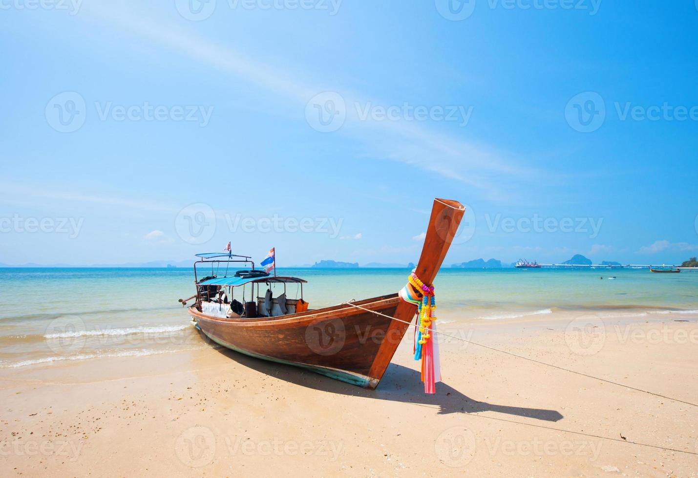 barca longtail e bellissima spiaggia con sabbia bianca foto