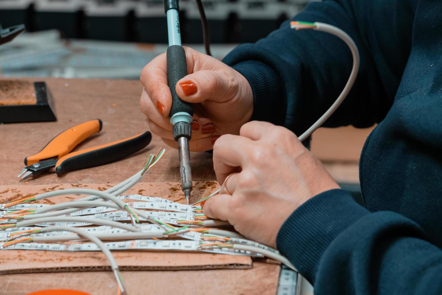 industriale lavoratore donna saldatura cavi di produzione attrezzatura nel un' fabbrica foto