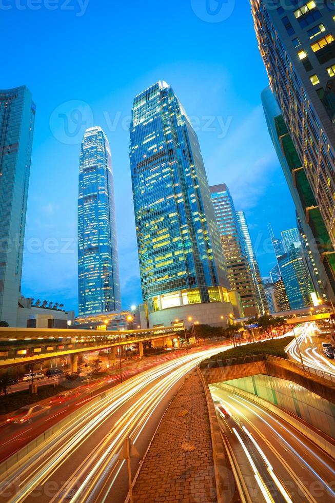 gallerie stradali sentieri di luce su moderni edifici della città di Hong Kong foto