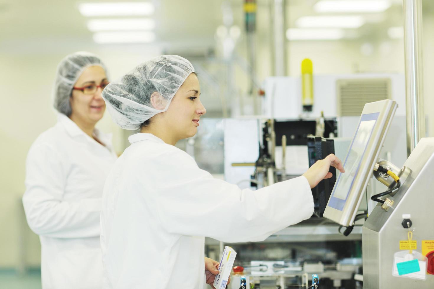 donna lavoratore nel farmacia azienda foto