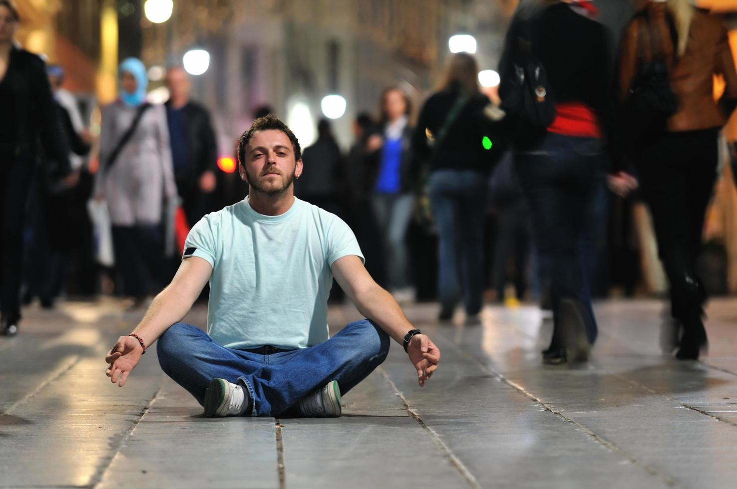 giovane uomo Meditare yoga nel loto posizione foto