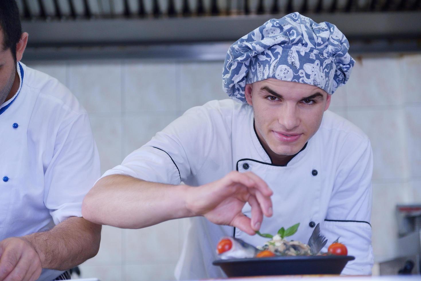 chef prepara il cibo foto