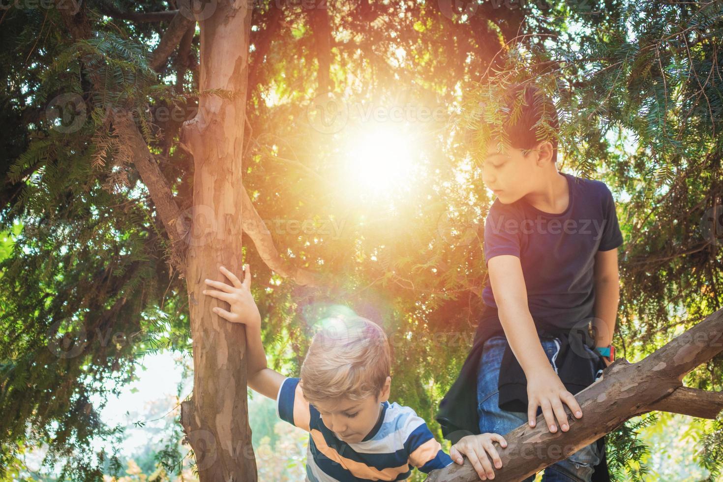 Due ragazzi giocando nel il parco. foto