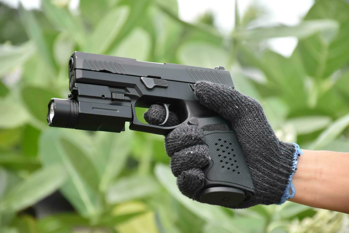 pistola Tenere nel mani di bandito a il tiro club, morbido e selettivo messa a fuoco su pistola, concetto per tiro sport, guardia del corpo, sicurezza addestramento, mafie, gangster e se stesso protezioni. foto