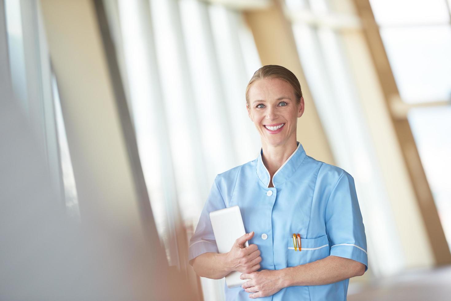 femmina medico con tavoletta computer foto